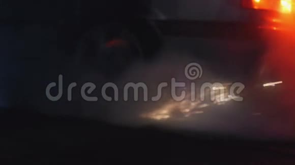 在夜间高速飞行的火花视频的预览图