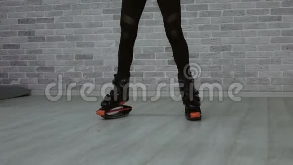 运动女孩kangoo跳的特写运动鞋视频的预览图