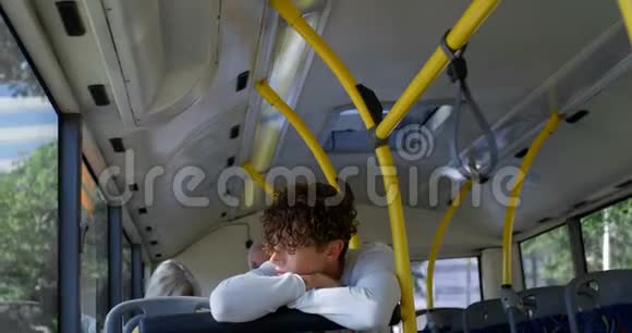乘坐4k公共汽车时男性通勤者从窗口看视频的预览图