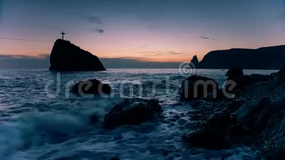 在海中的岩石上交叉视频的预览图