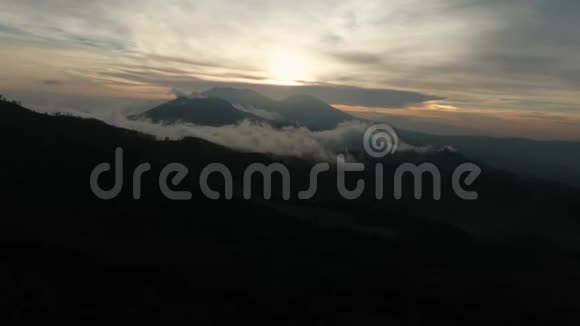 带日落的山景印度尼西亚贾瓦岛视频的预览图