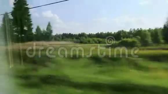 在田野和树林上的高速列车视频的预览图