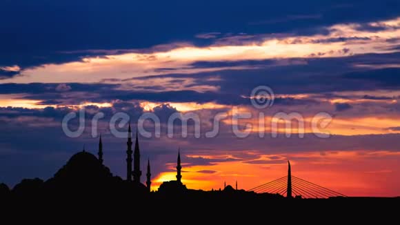 日落时分著名的Suleymaniye清真寺在伊斯坦布尔城市景观的时间推移视图视频的预览图