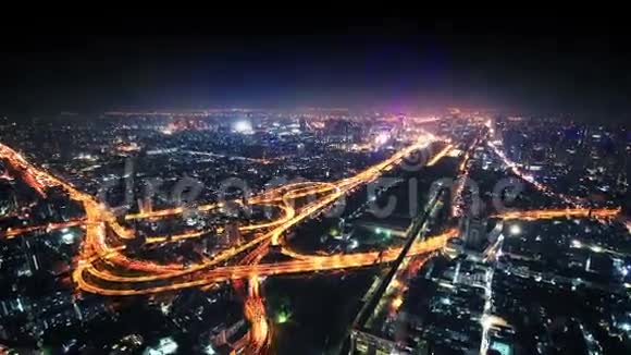 夜城全景与道路交汇处视频的预览图
