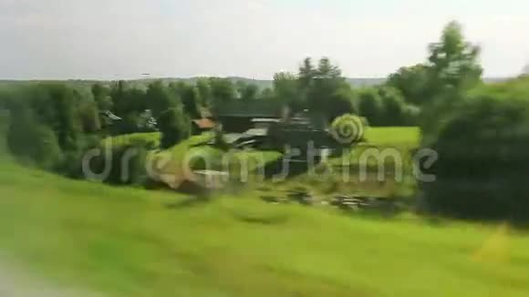 以下村庄的高速列车视频的预览图