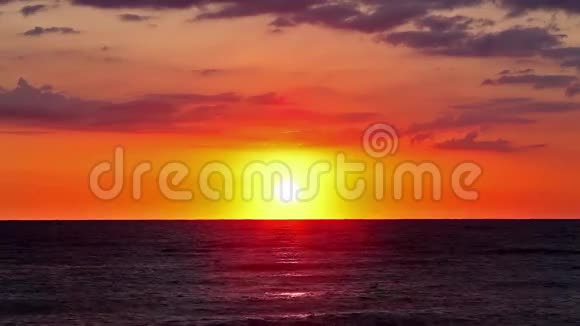 橙色日出在海上与波浪视频的预览图