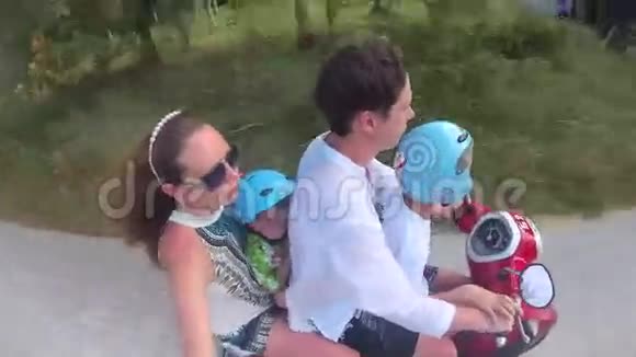 快乐的一家人在热带骑摩托车阳光明媚的一天视频的预览图