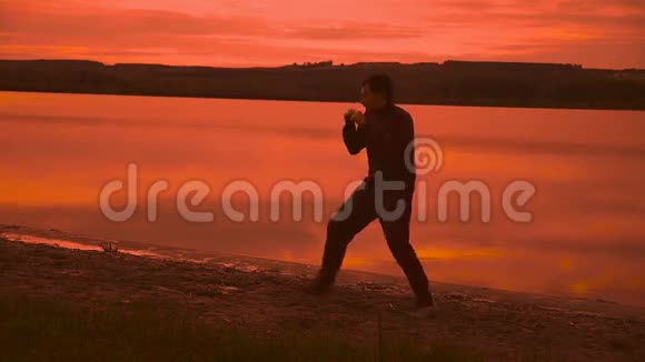 男子在夕阳西下从事近战运动拳击视频的预览图