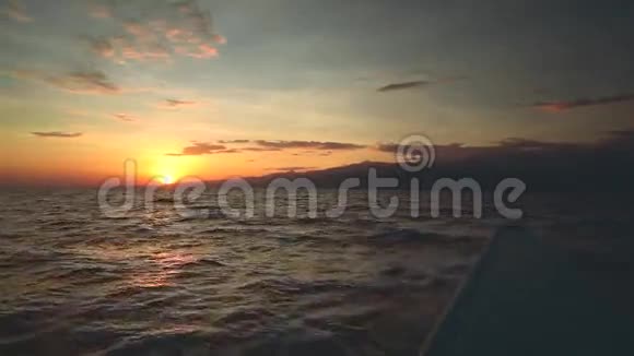 从船上可以看到海面上的日出视频的预览图