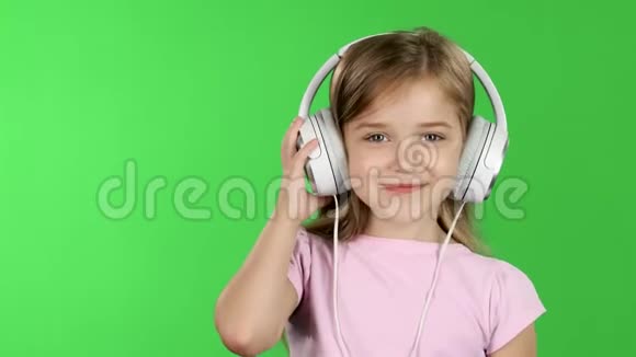 宝贝通过耳机听音乐绿色屏幕视频的预览图