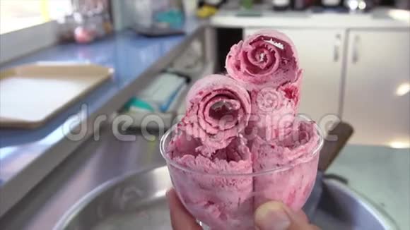 樱桃味美味的油炸冰淇淋视频的预览图