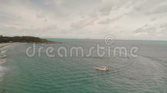 用金沙和绿松石蓝水拍摄泰国天堂岛的空中无人机镜头苏米特是一个很受欢迎的视频的预览图