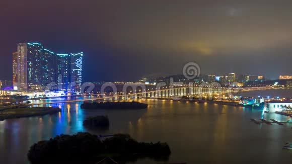 夜光澳门岛著名桥牌酒店海湾全景4k时间流逝中国视频的预览图