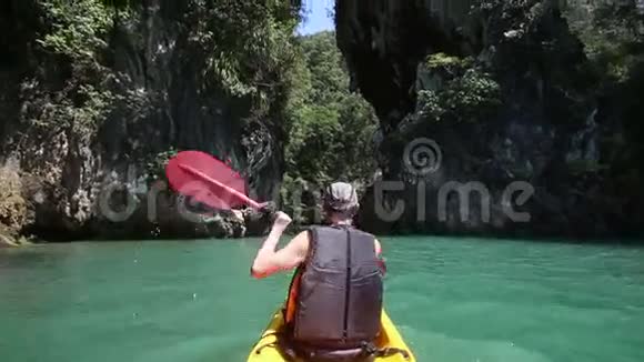 在峡谷里划船的人视频的预览图