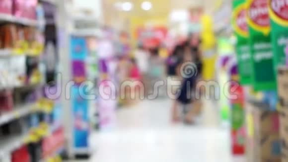 亚洲女孩女人在超市里散步寻找和购物小吃视频的预览图