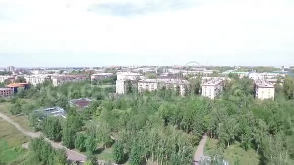 从鸟的飞行中俯瞰城市全景视频的预览图