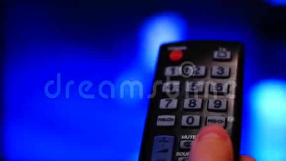 远程控制拇指触摸遥控器上的频道按钮视频的预览图