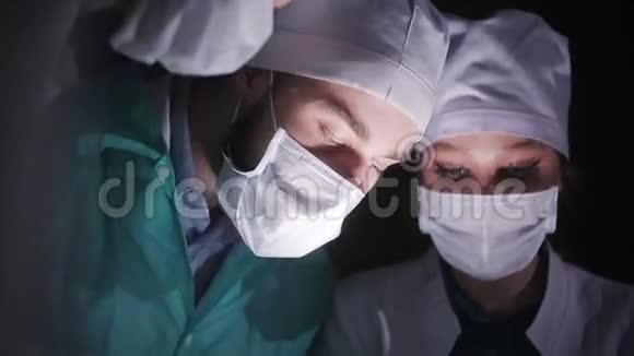 对病人进行手术的外科医生视频的预览图