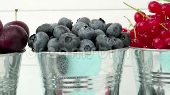小金属桶里的蓝莓视频的预览图