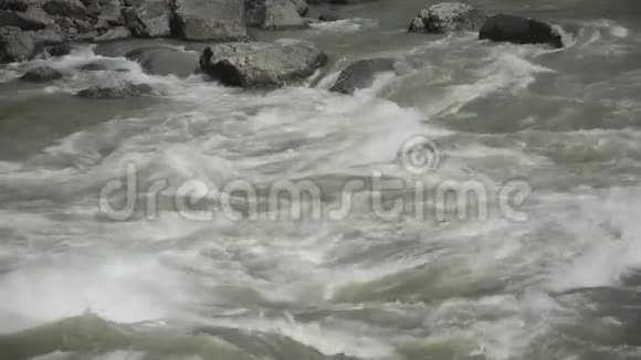 波浪泡沫喷在卡屯河的小溪里视频的预览图