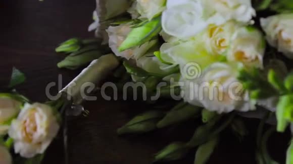 餐桌上的新娘花束和结婚戒指视频的预览图
