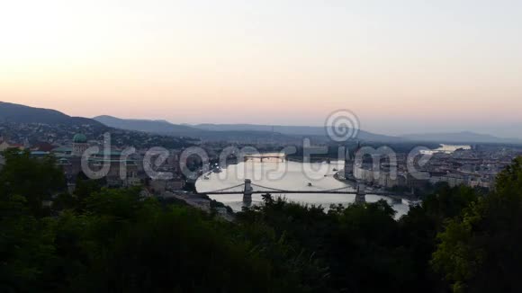 多瑙河和布达佩斯城市景观视频的预览图
