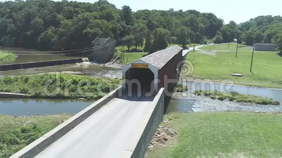 宾夕法尼亚州乡村一座有盖桥梁的鸟瞰图视频的预览图
