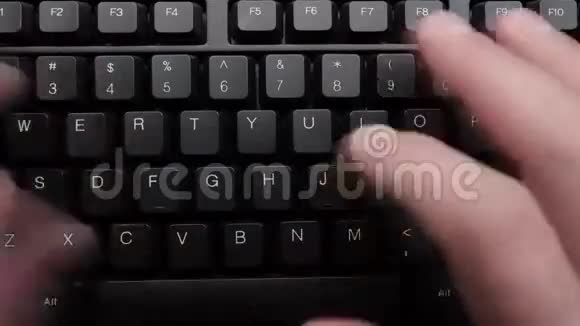 在电脑键盘上打字视频的预览图