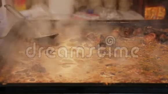 肉片在一个大煎锅上煎视频的预览图