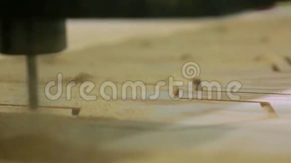 特写铣床自动在木材表面移动独立完成制造视频的预览图