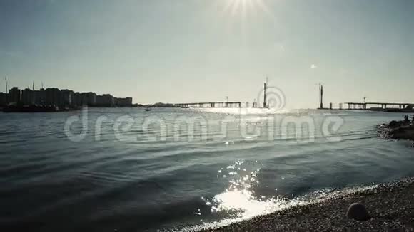 坐潮海上日落海滩卵石视频的预览图