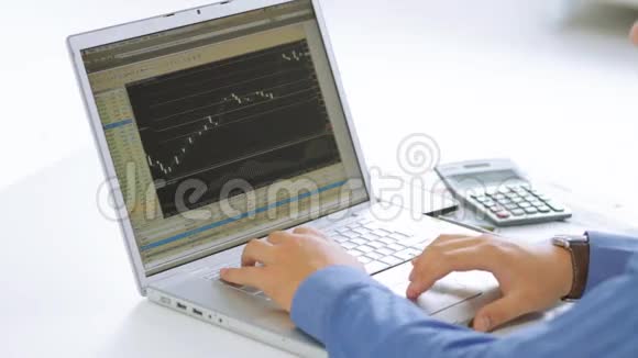 商人用计算器视频的预览图