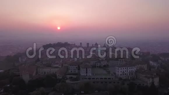 佛手柑意大利秋天老城早晨景色的无人机鸟瞰图视频的预览图
