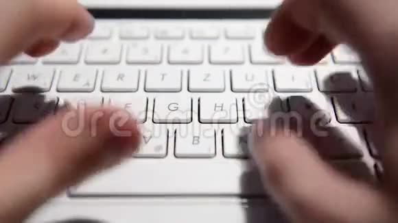 手在笔记本电脑上打字视频的预览图