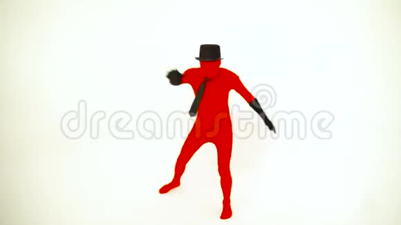 一个穿着红色套房的怪人戴着长长的黑手套戴着领带戴着顶帽子在白色工作室里跳舞视频的预览图