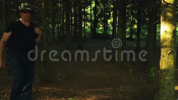 一个背着背包的人在森林里漫步视频的预览图