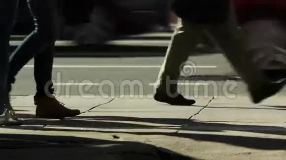 人行道上的行人腿部水平射击视频的预览图