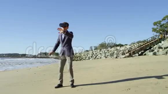 年轻人走在太平洋海滩上视频的预览图