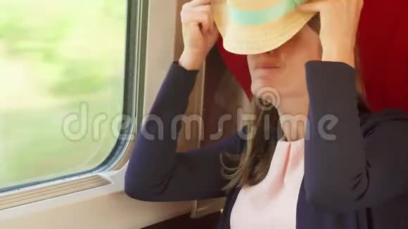 女游客在高速国际列车上放松在欧洲旅行高速震动视频的预览图