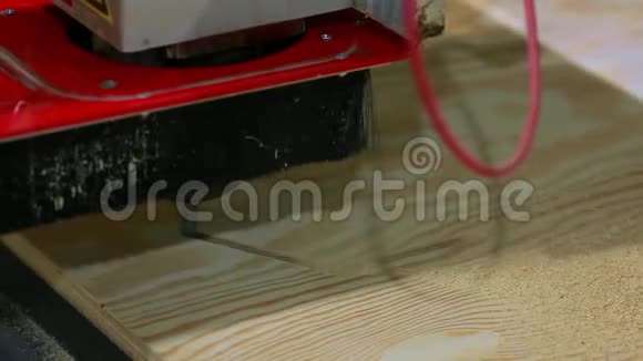 特写铣床自动在木材表面移动独立完成制造视频的预览图