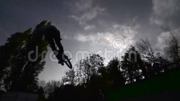 跳投者剪影表演BMX山地自行车视频的预览图