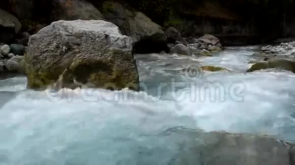 湍急的蓝色水流在岩石中视频的预览图