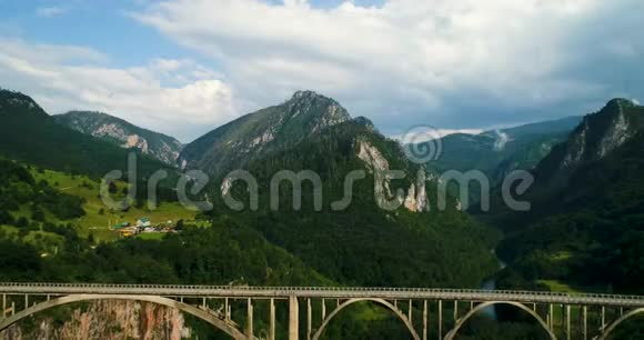 在欧洲最高的汽车桥梁之一的杜德维卡塔拉弧桥的空中景观视频的预览图
