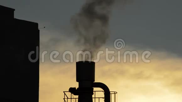 日落时分工业烟囱排放烟雾污染视频的预览图