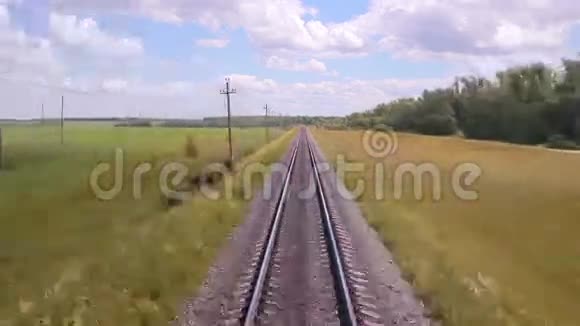铁路铁路轨道从移动列车旅行背景视频的预览图
