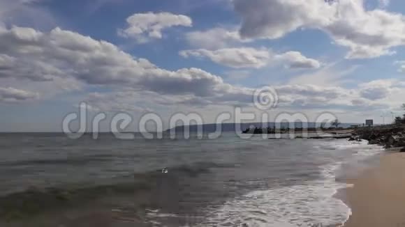 天空中有云的海岸视频的预览图
