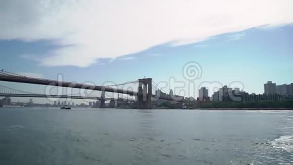 乘船环游美国纽约市哈德逊湾布鲁克林和曼哈顿大桥视频的预览图