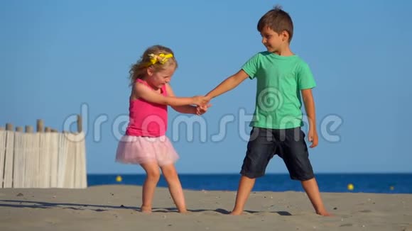 男孩和女孩在海滩上玩耍视频的预览图