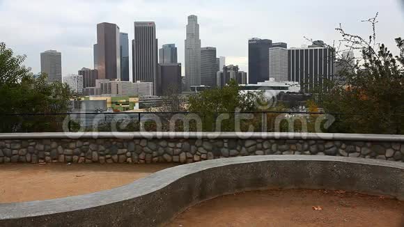 以石头为前景的洛杉矶天际线视频的预览图