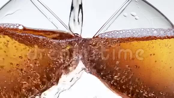在白色背景下将粉红葡萄酒倒入玻璃中视频的预览图